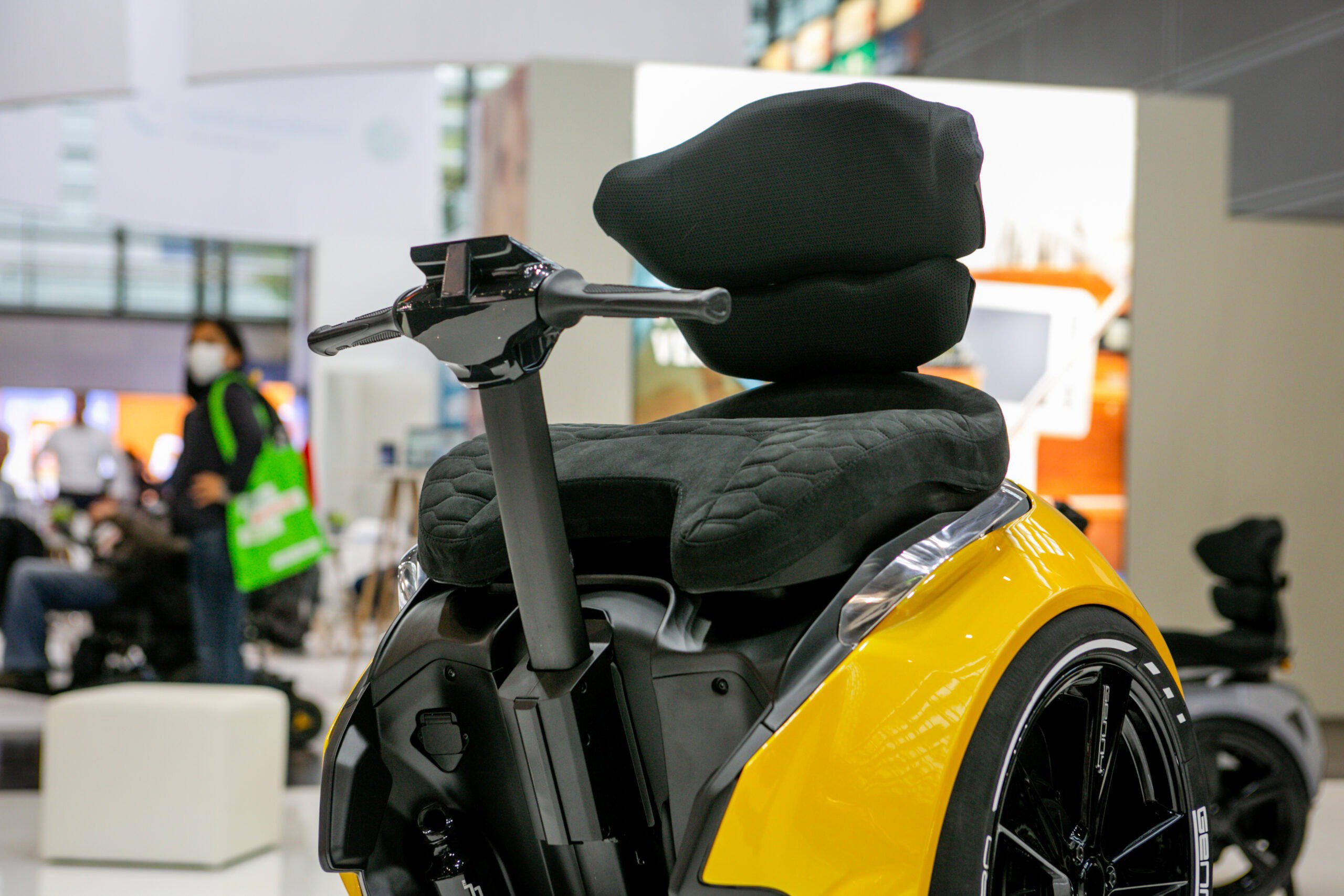 Un coche eléctrico en toda regla con dos ruedas como una motocicleta