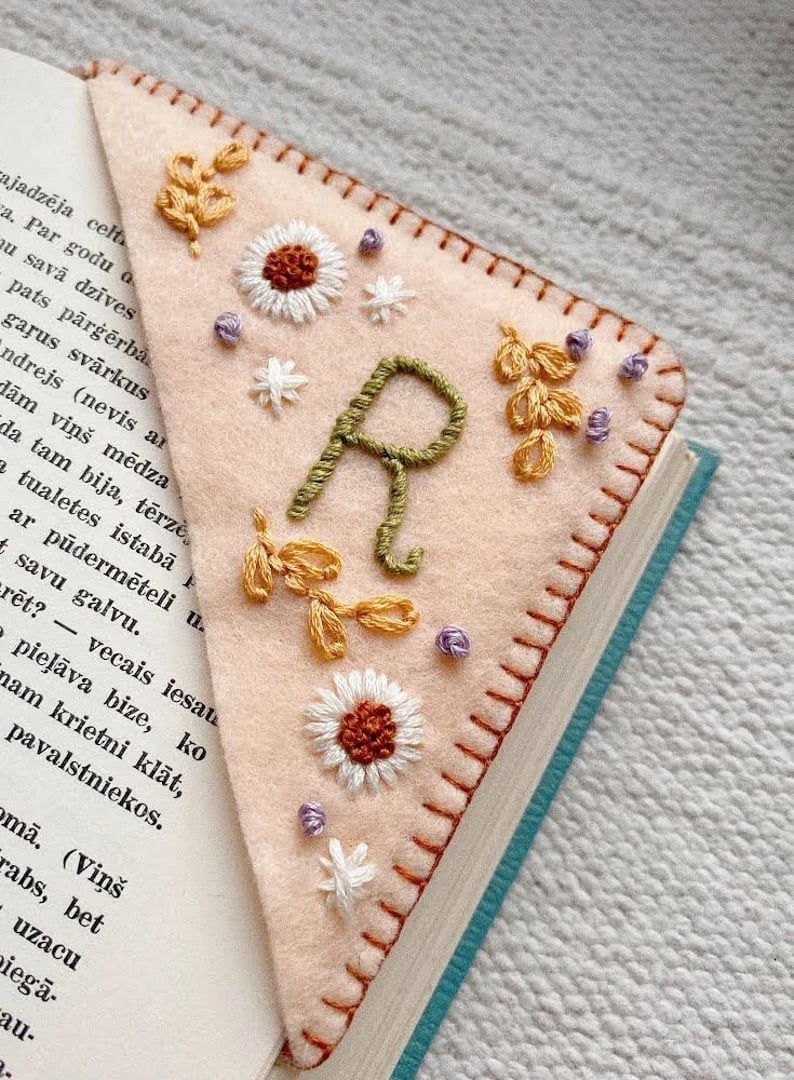 🎁Last Day 75% OFF--🎄-Personalized hand embroidered corner bookmark