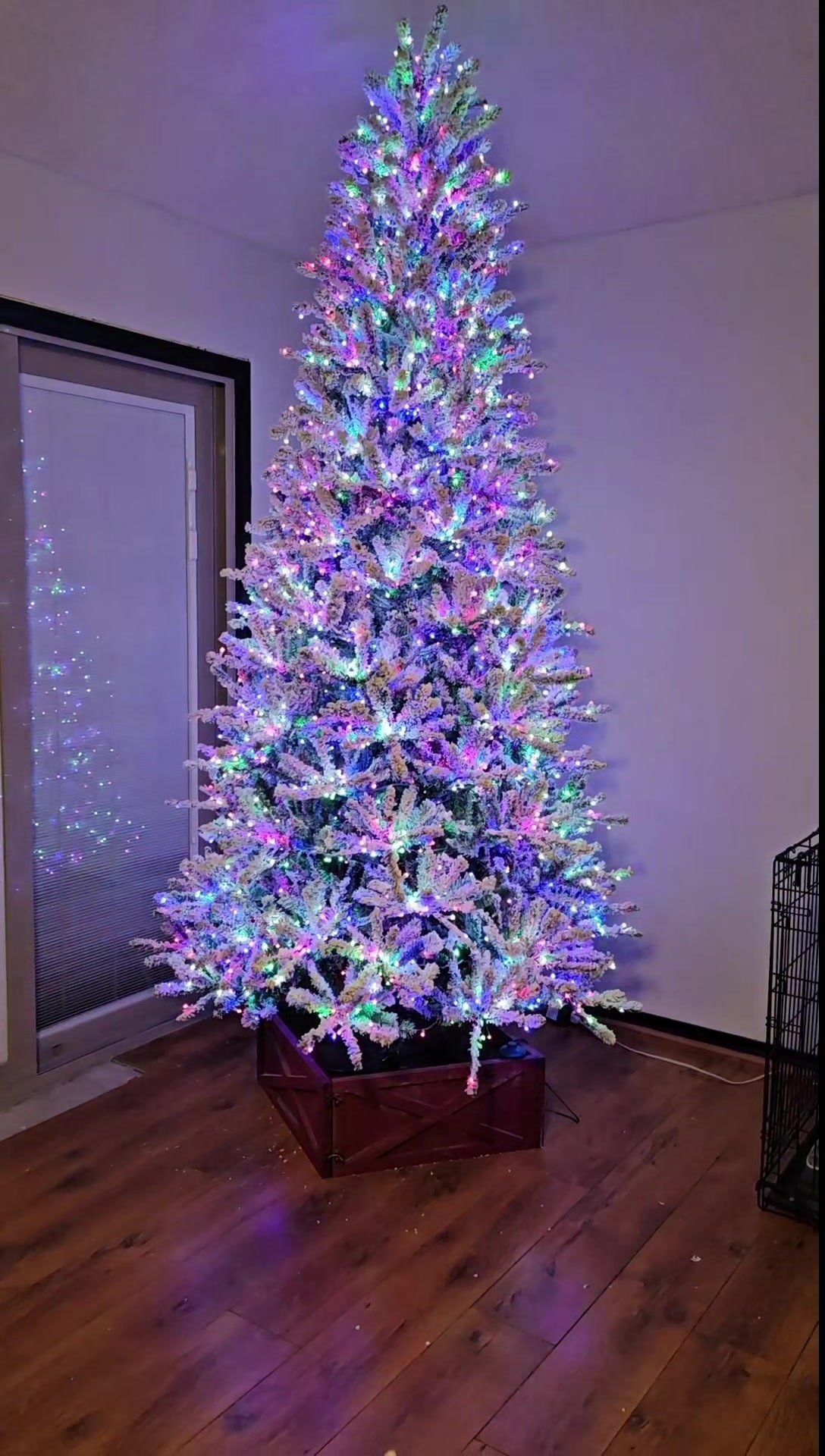 Árbol de Navidad artificial flocado con luz estrellada LED preiluminado de 9 pies