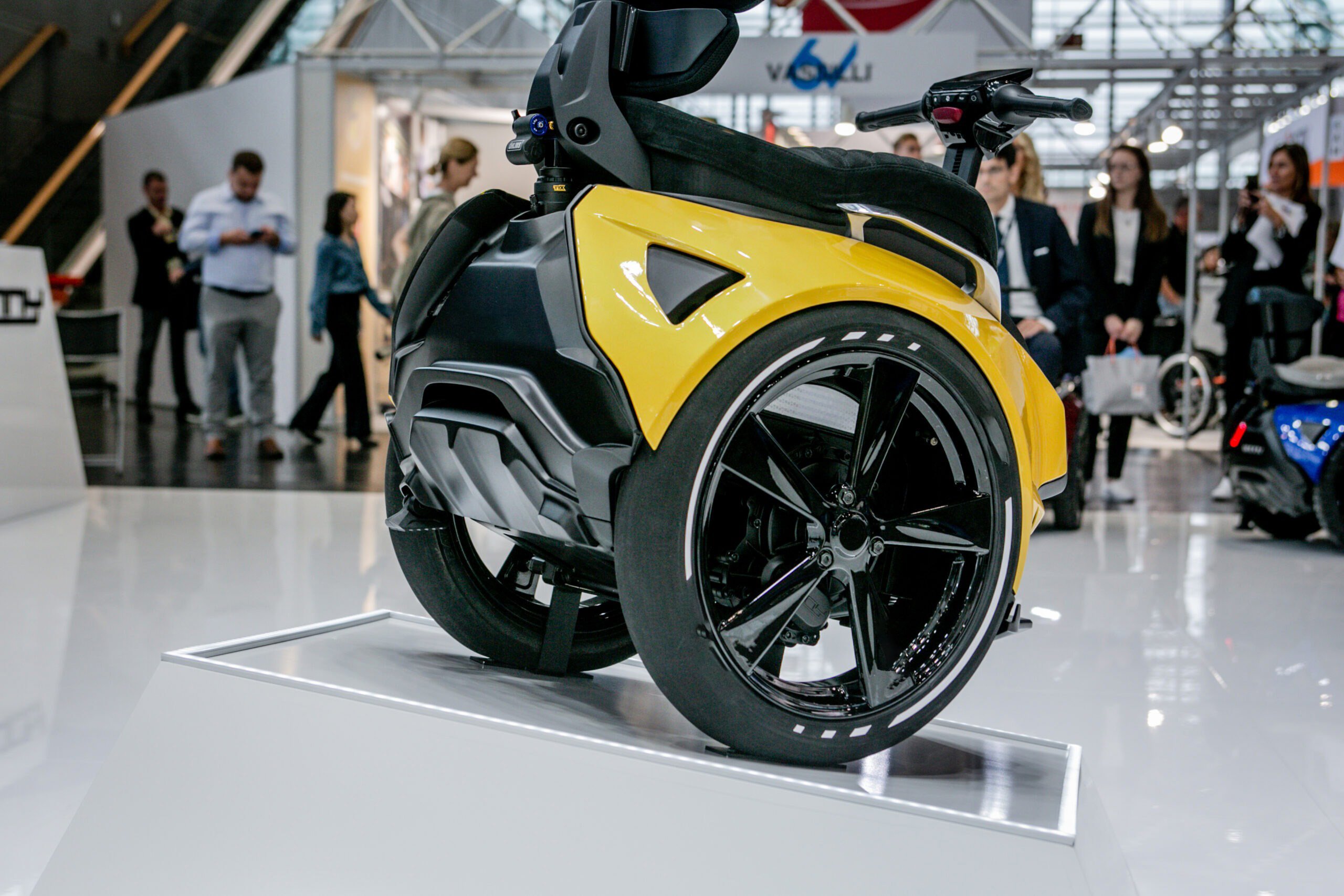 Un coche eléctrico en toda regla con dos ruedas como una motocicleta