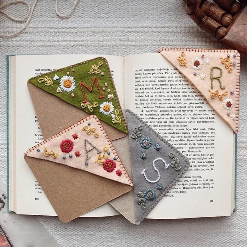 🎁Last Day 75% OFF--🎄-Personalized hand embroidered corner bookmark