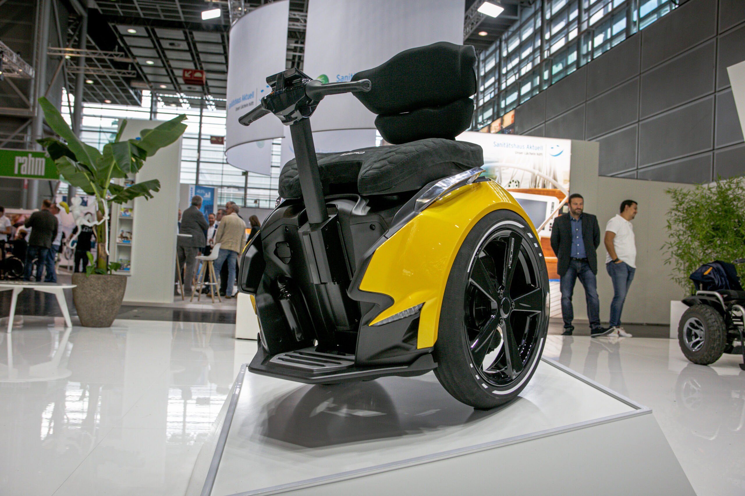 Un coche eléctrico en toda regla con dos ruedas como una motocicleta